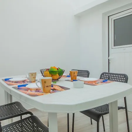 B21 - Oliveira Cozy Flat * Lagos