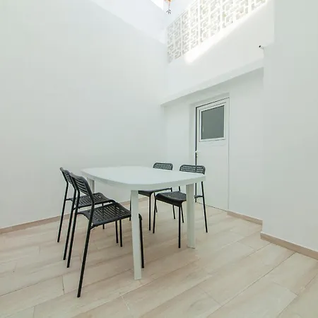 B21 - Oliveira Cozy Flat Lagos